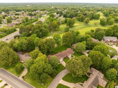 Welcome to this updated and pristine 3-bedroom 2.5-bathroom on Country Club of Paducah in Kentucky - for sale on GolfHomes.com, golf home, golf lot