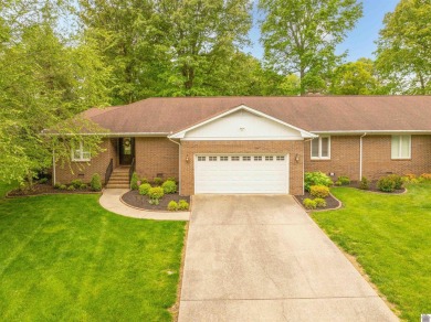 Welcome to this updated and pristine 3-bedroom 2.5-bathroom on Country Club of Paducah in Kentucky - for sale on GolfHomes.com, golf home, golf lot
