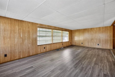 Wonderful and well-maintained mobile home with 3 bedrooms/1.5 on Betmar Acres Golf Club in Florida - for sale on GolfHomes.com, golf home, golf lot
