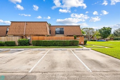 Beautiful 3 bedroom townhouse in the heart of Davie's Pine on Pine Island Ridge Country Club in Florida - for sale on GolfHomes.com, golf home, golf lot