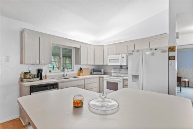 Turnkey 2 bedroom, 2 bath home on a corner lot!  Move right in on The Links of Spruce Creek in Florida - for sale on GolfHomes.com, golf home, golf lot