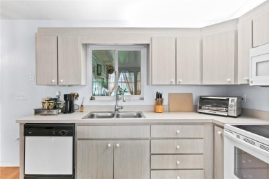 Turnkey 2 bedroom, 2 bath home on a corner lot!  Move right in on The Links of Spruce Creek in Florida - for sale on GolfHomes.com, golf home, golf lot
