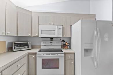 Turnkey 2 bedroom, 2 bath home on a corner lot!  Move right in on The Links of Spruce Creek in Florida - for sale on GolfHomes.com, golf home, golf lot