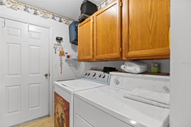 Turnkey 2 bedroom, 2 bath home on a corner lot!  Move right in on The Links of Spruce Creek in Florida - for sale on GolfHomes.com, golf home, golf lot
