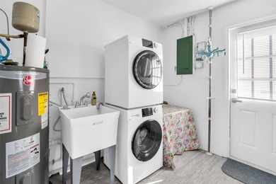 Under contract-accepting backup offers. The Mainlands is a on Mainlands Golf Club in Florida - for sale on GolfHomes.com, golf home, golf lot