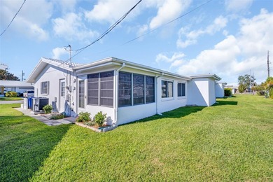 Under contract-accepting backup offers. The Mainlands is a on Mainlands Golf Club in Florida - for sale on GolfHomes.com, golf home, golf lot