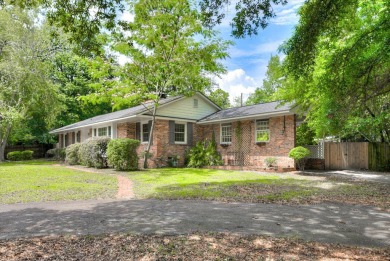 Elegant Southern Living in Aiken Estates - 3BR, 2BA

Welcome to on Houndslake Country Club in South Carolina - for sale on GolfHomes.com, golf home, golf lot