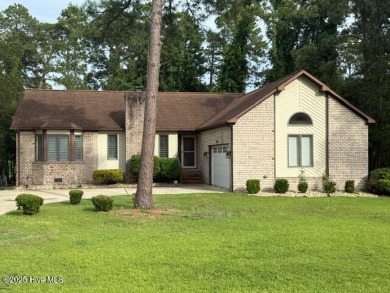 Looking for charm, comfort & convenience all in one? Welcome to on Harbour Point Golf Club in North Carolina - for sale on GolfHomes.com, golf home, golf lot