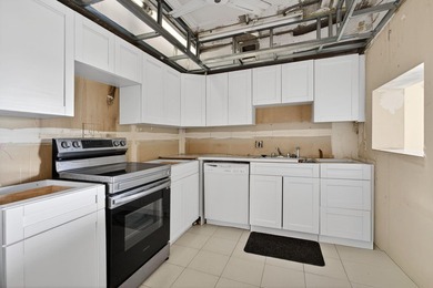 Great opportunity to own a 1 bedroom, 1.5 bathroom king unit in on Palm-Aire Country Club and Resort - Palms in Florida - for sale on GolfHomes.com, golf home, golf lot