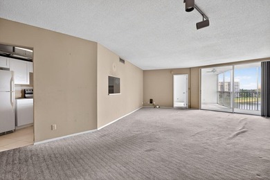 Great opportunity to own a 1 bedroom, 1.5 bathroom king unit in on Palm-Aire Country Club and Resort - Palms in Florida - for sale on GolfHomes.com, golf home, golf lot