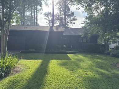 Welcome to this beautifully maintained 2 bedroom, 2 bath villa on Houndslake Country Club in South Carolina - for sale on GolfHomes.com, golf home, golf lot