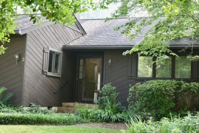 Welcome to this beautifully maintained 2 bedroom, 2 bath villa on Houndslake Country Club in South Carolina - for sale on GolfHomes.com, golf home, golf lot