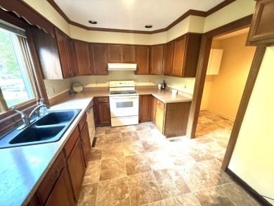 Welcome to this beautifully maintained 2 bedroom, 2 bath villa on Houndslake Country Club in South Carolina - for sale on GolfHomes.com, golf home, golf lot