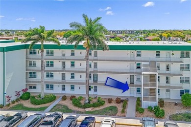 FULLY UPDATED - BUNDLED GOLF (NO GREEN FEES) - GOLF VIEW! This on Seven Lakes Golf and Tennis Community in Florida - for sale on GolfHomes.com, golf home, golf lot