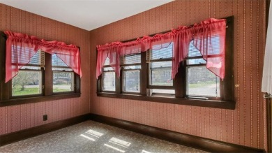 Charming 2 bed 2 bath home, beautiful yard, close to Golf course on Rolling Oaks Golf Course in Wisconsin - for sale on GolfHomes.com, golf home, golf lot