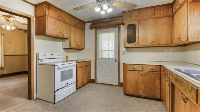 Charming 2 bed 2 bath home, beautiful yard, close to Golf course on Rolling Oaks Golf Course in Wisconsin - for sale on GolfHomes.com, golf home, golf lot