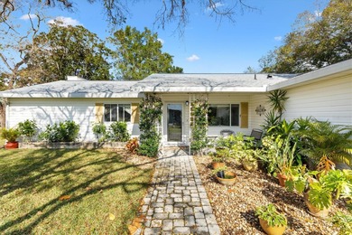**NEW ROOF & HVAC** This 3/2/2 Magnolia is 1,852 sq ft of on The Links of Spruce Creek in Florida - for sale on GolfHomes.com, golf home, golf lot