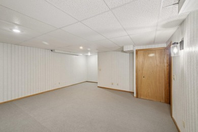 Wonderful, Cambridge/Lake Ripley area, end-unit, townhouse condo on Lake Ripley Country Club in Wisconsin - for sale on GolfHomes.com, golf home, golf lot