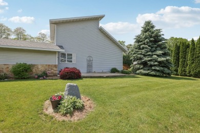 Wonderful, Cambridge/Lake Ripley area, end-unit, townhouse condo on Lake Ripley Country Club in Wisconsin - for sale on GolfHomes.com, golf home, golf lot