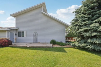 Wonderful, Cambridge/Lake Ripley area, end-unit, townhouse condo on Lake Ripley Country Club in Wisconsin - for sale on GolfHomes.com, golf home, golf lot
