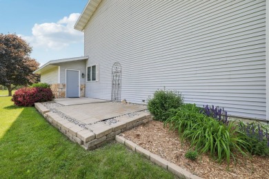 Wonderful, Cambridge/Lake Ripley area, end-unit, townhouse condo on Lake Ripley Country Club in Wisconsin - for sale on GolfHomes.com, golf home, golf lot