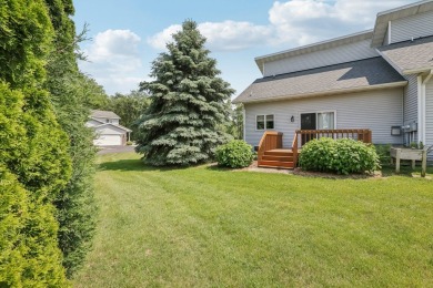 Wonderful, Cambridge/Lake Ripley area, end-unit, townhouse condo on Lake Ripley Country Club in Wisconsin - for sale on GolfHomes.com, golf home, golf lot