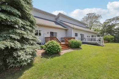 Wonderful, Cambridge/Lake Ripley area, end-unit, townhouse condo on Lake Ripley Country Club in Wisconsin - for sale on GolfHomes.com, golf home, golf lot