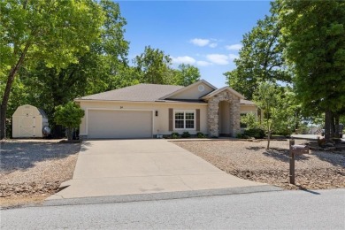 Remodeled 3 x 2 home in Bella Vista, Roberts Subdivision. Home on Bella Vista - Metfield Golf Complex and Country Club in Arkansas - for sale on GolfHomes.com, golf home, golf lot
