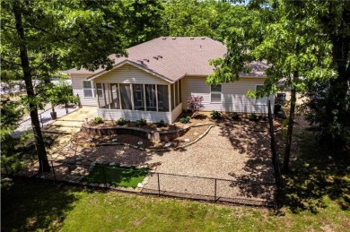 Remodeled 3 x 2 home in Bella Vista, Roberts Subdivision. Home on Bella Vista - Metfield Golf Complex and Country Club in Arkansas - for sale on GolfHomes.com, golf home, golf lot