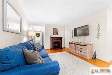 Welcome to this awesome buy in Clearbrook! Enjoy easy living in on Clearbrook Golf Club in New Jersey - for sale on GolfHomes.com, golf home, golf lot