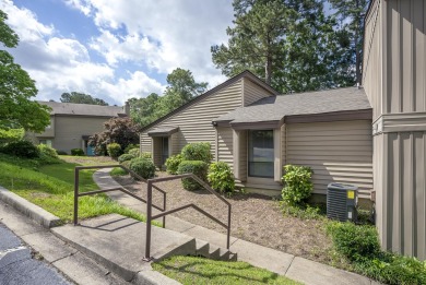 Welcome to this light and inviting 2-bed, 2 1/2 bath on Houndslake Country Club in South Carolina - for sale on GolfHomes.com, golf home, golf lot