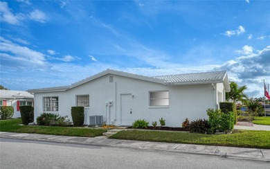 Adorable 2-bedroom, 2-bathroom home with a 1-car garage, ideally on Mainlands Golf Club in Florida - for sale on GolfHomes.com, golf home, golf lot