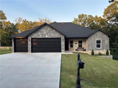 This beautifully maintained 4-bedroom, 2-bathroom home built was on Branchwood Golf Course in Arkansas - for sale on GolfHomes.com, golf home, golf lot