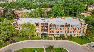 This updated ground-floor end-unit condo in Mallard Cove offers on Arlington Lakes Golf Club in Illinois - for sale on GolfHomes.com, golf home, golf lot