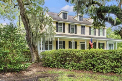 This charming 2 bedroom, 2.5 bathroom townhome located in on Wachesaw Plantation Club in South Carolina - for sale on GolfHomes.com, golf home, golf lot