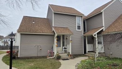 Light and neutral 2 bedroom 2 bath townhome with 1 car detached on Heather Ridge Golf Club in Illinois - for sale on GolfHomes.com, golf home, golf lot