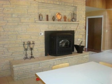 Rare opportunity to own a classic 1960s rancher on a quiet on Manito Golf and Country Club in Washington - for sale on GolfHomes.com, golf home, golf lot