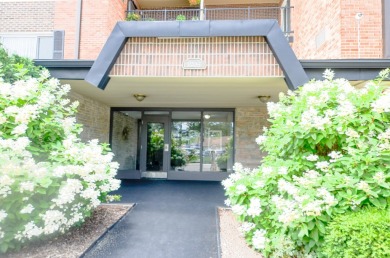 Must-See! Immaculate, Move-In Ready Ground-Floor Condo in on Arlington Lakes Golf Club in Illinois - for sale on GolfHomes.com, golf home, golf lot