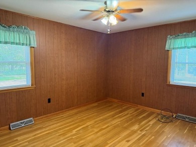 THIS ONE HAS IT ALL!! 3 bdrm, 1 3/4 bath, bonus room off kitchen on Cherokee Village North Course in Arkansas - for sale on GolfHomes.com, golf home, golf lot