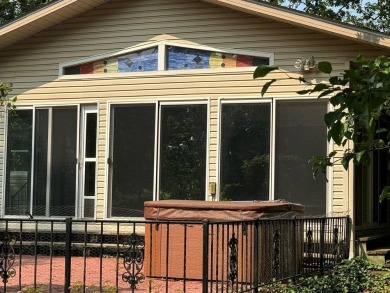 THIS ONE HAS IT ALL!! 3 bdrm, 1 3/4 bath, bonus room off kitchen on Cherokee Village North Course in Arkansas - for sale on GolfHomes.com, golf home, golf lot