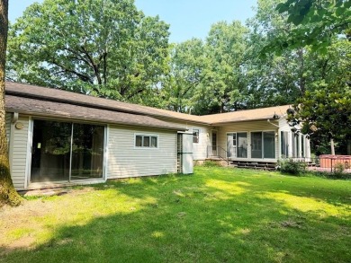 THIS ONE HAS IT ALL!! 3 bdrm, 1 3/4 bath, bonus room off kitchen on Cherokee Village North Course in Arkansas - for sale on GolfHomes.com, golf home, golf lot