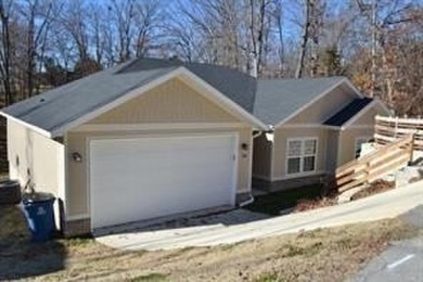 Needs paint, flooring and light deferred maintenance. Short sale on Bella Vista - Metfield Golf Complex and Country Club in Arkansas - for sale on GolfHomes.com, golf home, golf lot
