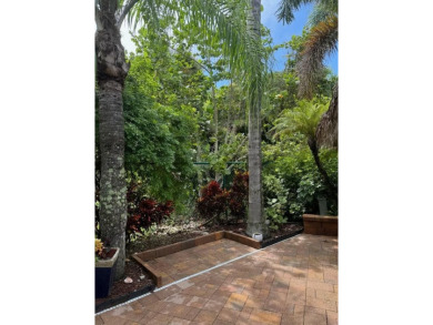 Beautiful landscaped . Large granite bar for wonderful outdoor on St. Lucie Trail Golf Club in Florida - for sale on GolfHomes.com, golf home, golf lot
