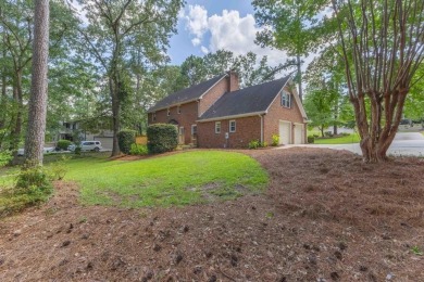 Welcome to 122 Englewood Rd, a beautifully maintained 4-bedroom on Houndslake Country Club in South Carolina - for sale on GolfHomes.com, golf home, golf lot