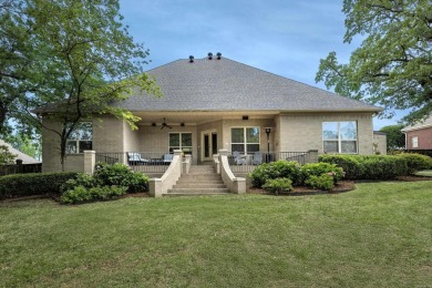 Come see this luxurious 4-bedrm, 3.5-bath home with a side load on Maumelle Golf and Country Club in Arkansas - for sale on GolfHomes.com, golf home, golf lot