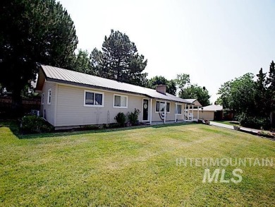 Beautifully remodeled single level home in a prime location of on Rolling Hills Golf Course in Idaho - for sale on GolfHomes.com, golf home, golf lot