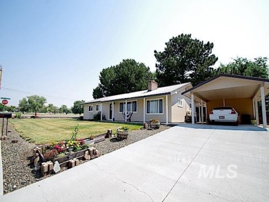 Beautifully remodeled single level home in a prime location of on Rolling Hills Golf Course in Idaho - for sale on GolfHomes.com, golf home, golf lot