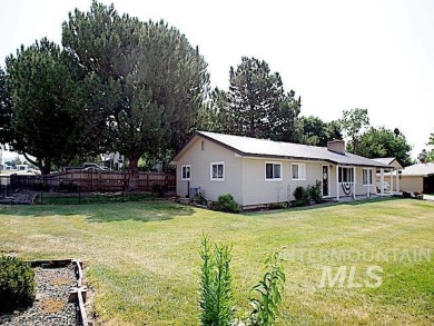 Beautifully remodeled single level home in a prime location of on Rolling Hills Golf Course in Idaho - for sale on GolfHomes.com, golf home, golf lot