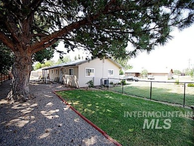 Beautifully remodeled single level home in a prime location of on Rolling Hills Golf Course in Idaho - for sale on GolfHomes.com, golf home, golf lot