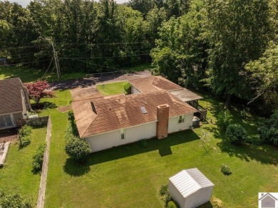 Charming three bedroom/2 bath house located in Country Club on Mayfield-Graves Country Club in Kentucky - for sale on GolfHomes.com, golf home, golf lot